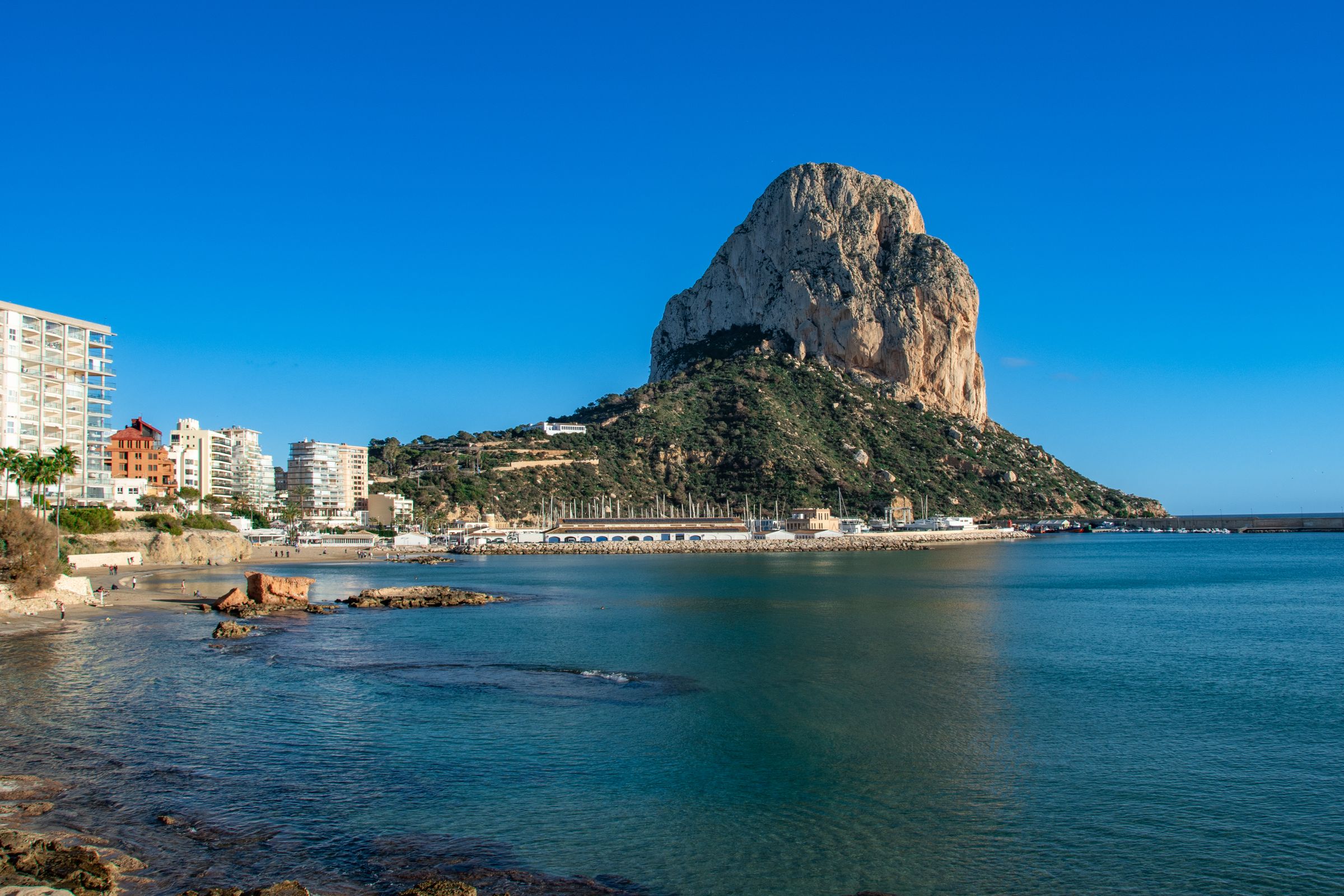 Peñón de Ifach reser sig över kusten i Calpe.